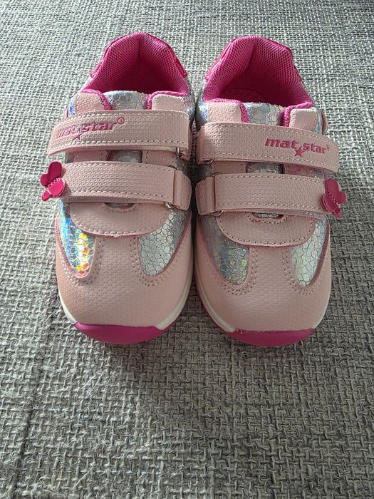 Продавам чисто нови детски маратонки