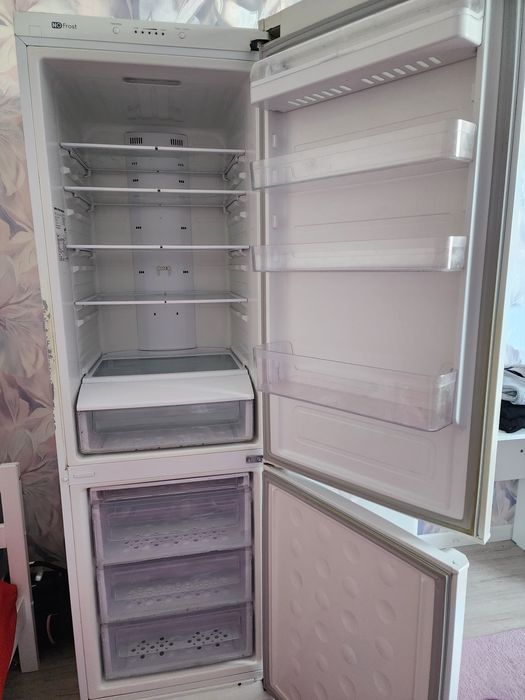 Холодильник Samsung