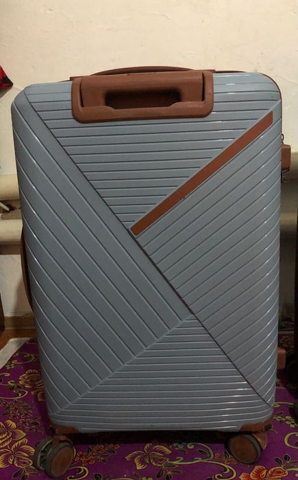 Чемодан сатылады.