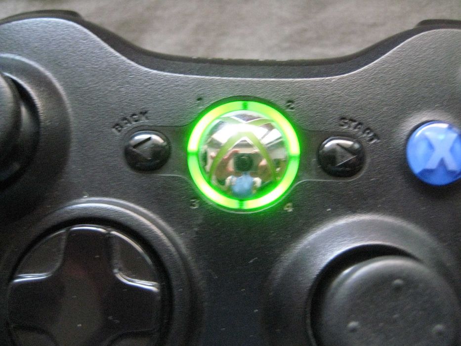 Продавам оригинален контролер за XBOX 360