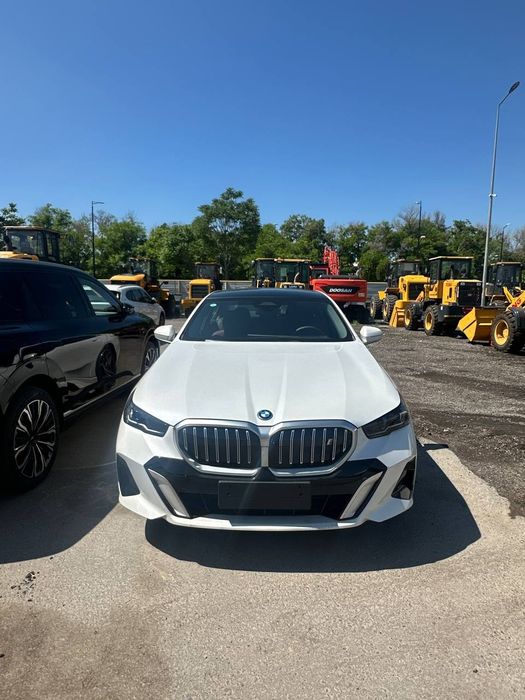 Bmw i5 40L 713 kmlik, M paket, dop opsiyasi bor. Oq va qora rangi bor