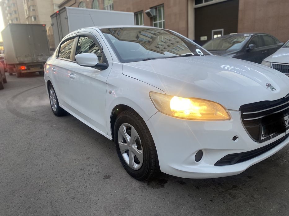 Пежо 301 год 2013  1,6 об