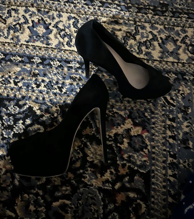 Черные туфли из натурального замша от бренда Glossi