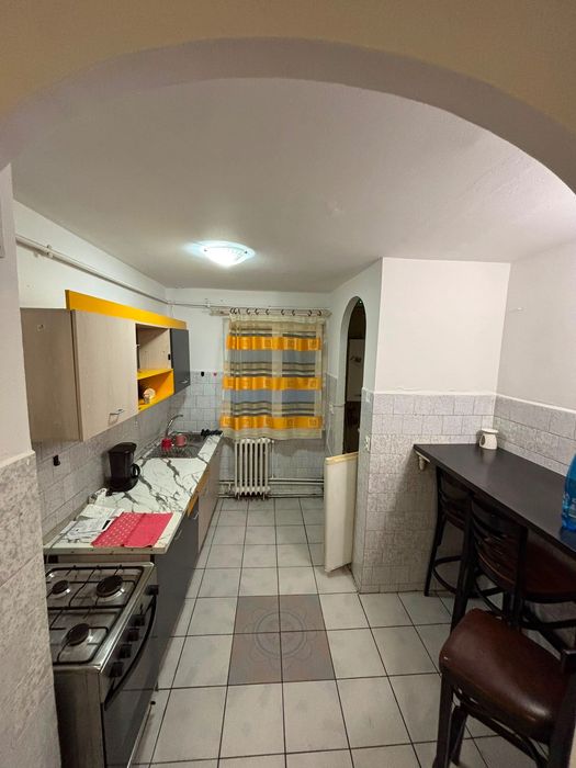 Închiriez 2 camere intr-un apartament cu 3