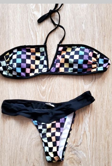 Бански различни и Парео дантела .