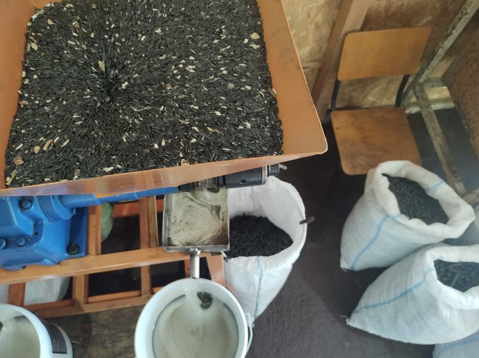 presa ulei floarea soarelui , rapita ,dovleac si alte seminte !