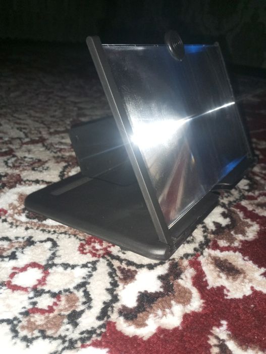 3 D ekran. Qorongʻuda yaxshi koʻrsatadi.