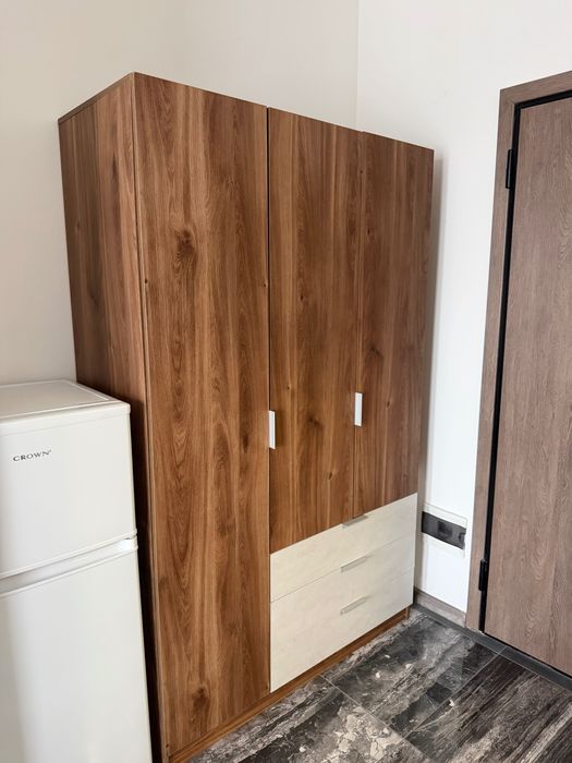 Дървен гардероб кафяв