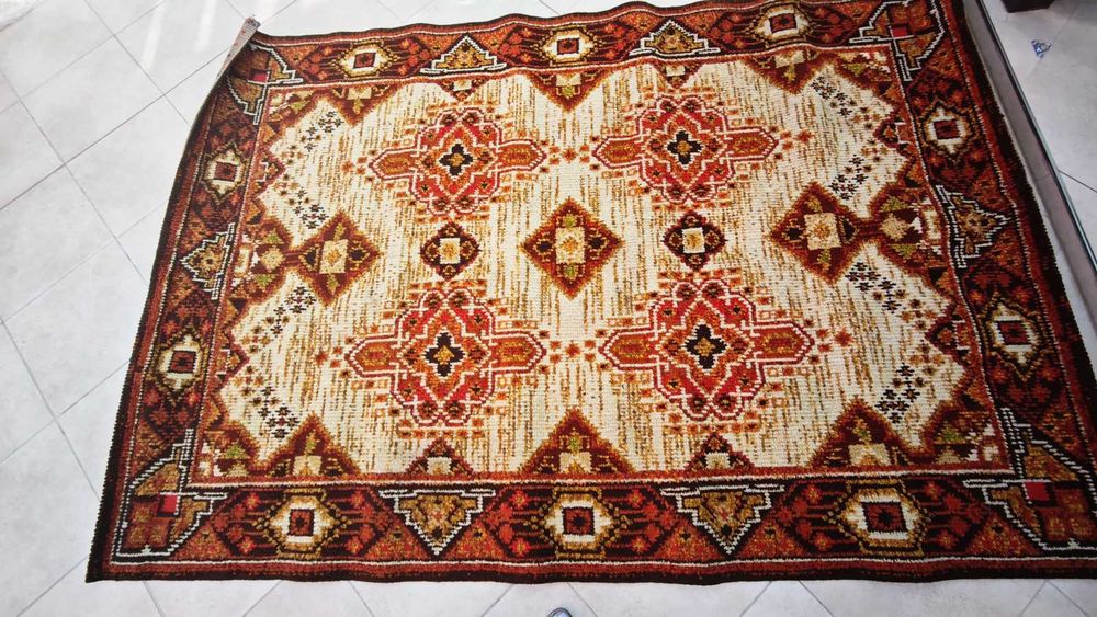 Килим с красиви орнаменти