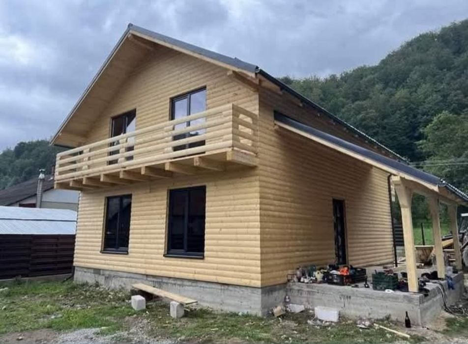 Vand case pe structura metalica