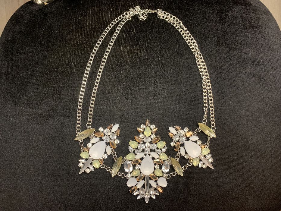 Vand coliere pret mic