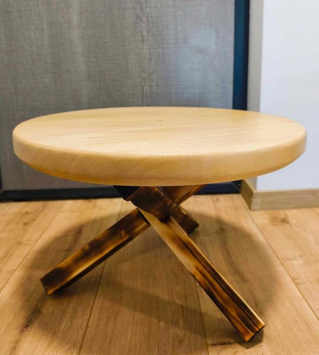 Măsuță handmade din lemn masiv. (TEI)