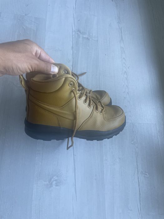 Nike Manoa letter