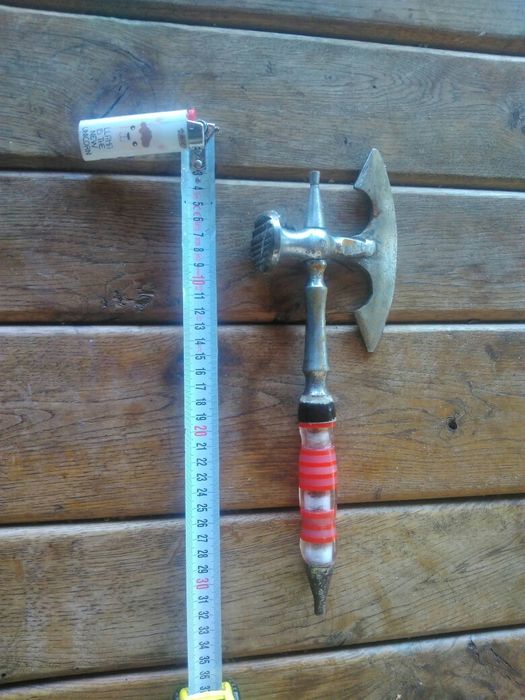 Продавам антикварна брадва с множество функций