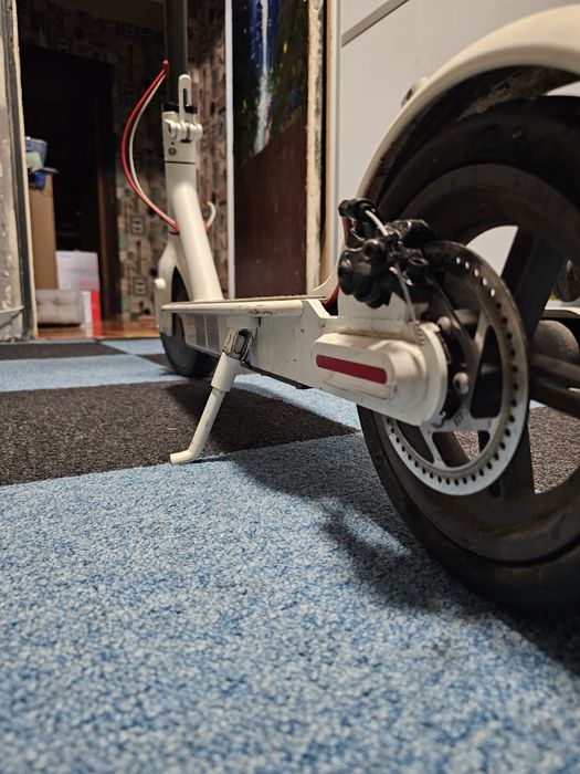 Trotinetă electrică – stare excelentă, cu cauciuc de rezervă!