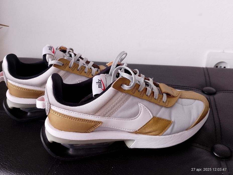 Adidași damă Nike.