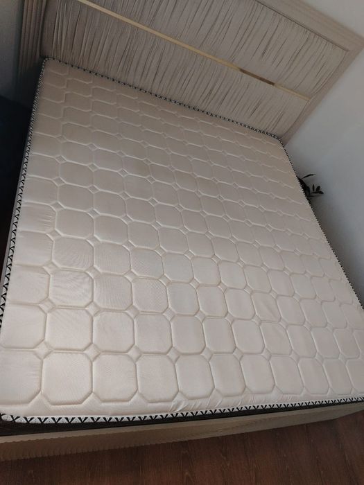 Двуспальная кровать