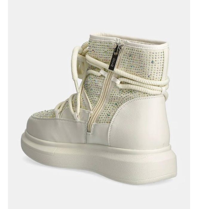 Апрески от колекция GOE.Моделът е направен от естествена кожа и  текст