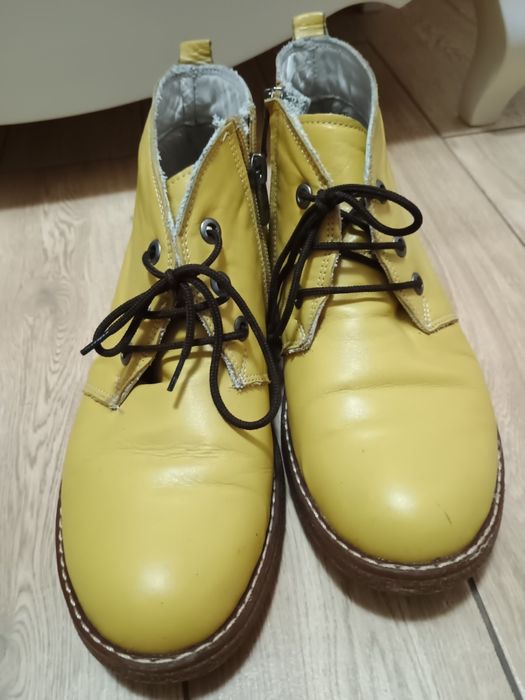 Жълти ниски боти, естествена кожа