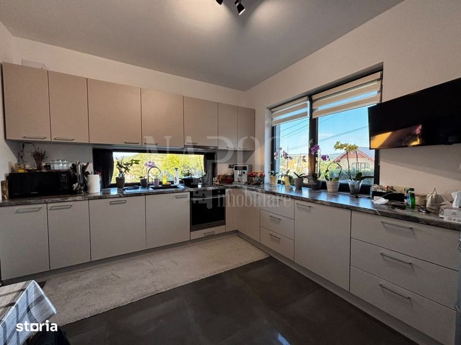 Casa 4 camere de vanzare in Floresti