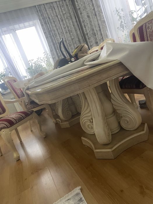 Стулья, стол и зеркало