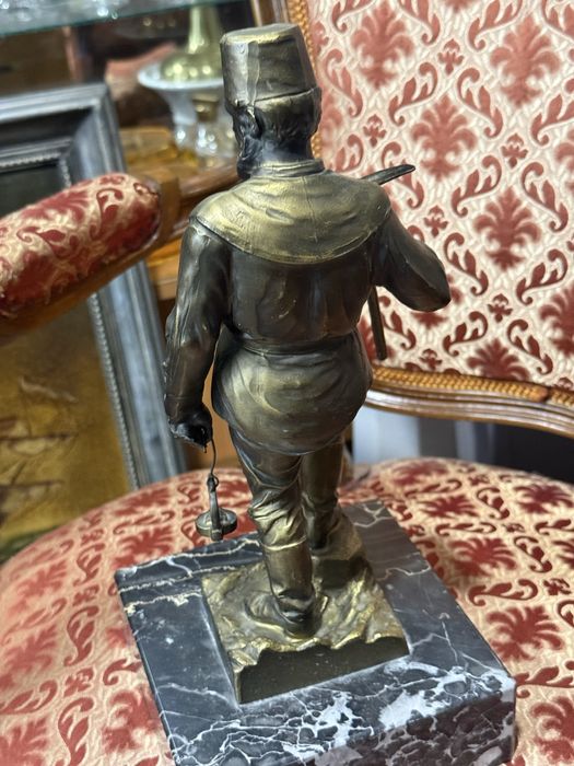 красива бронзова статуетка минъор