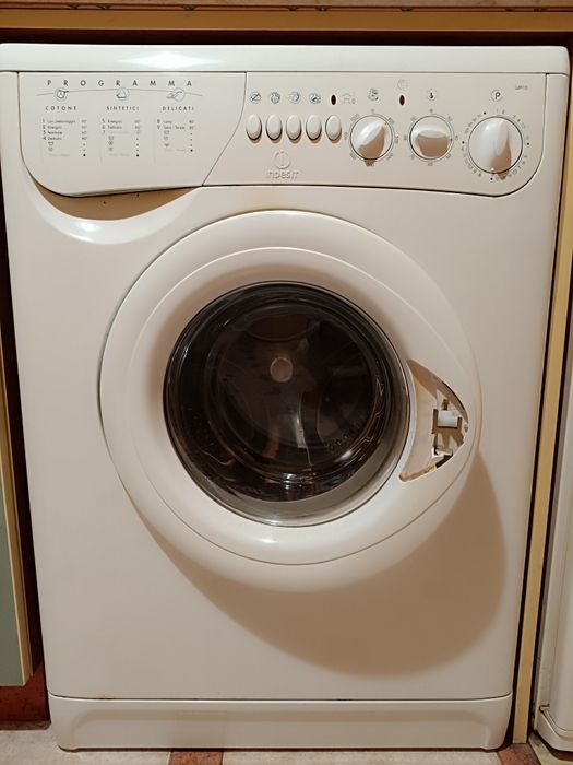 Продавам перална машина  Indesit модел WA10