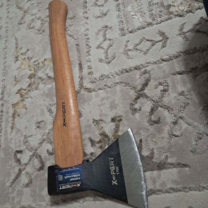 Топор кованый деревянной  ручкой
