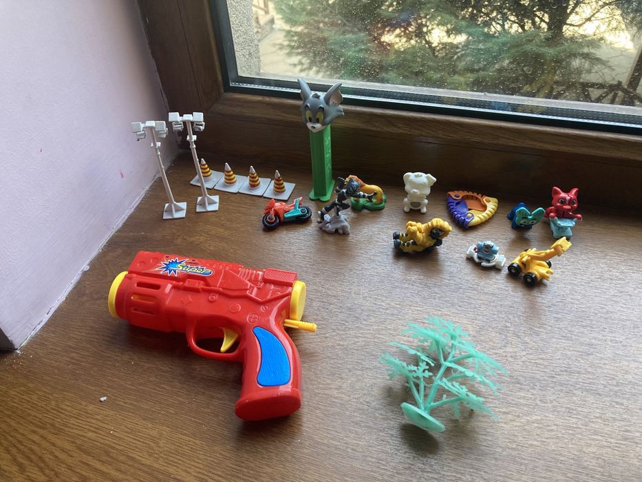 Игрушки много