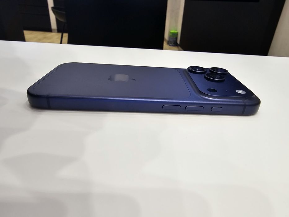 iPhone 17 Pro 256GB – Син – Отлично състояние – Пълен комплект