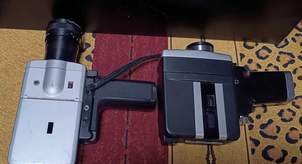 2 camere de filmat clasice (film 8mm)