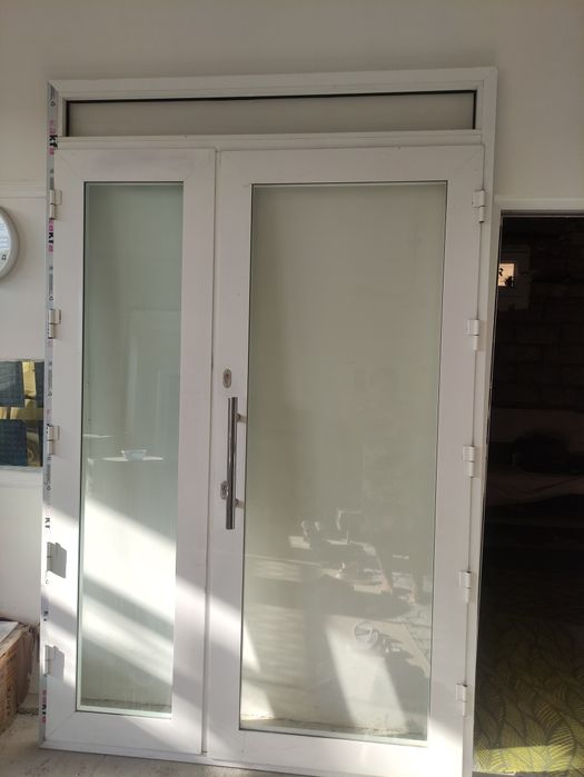 Ойна ва эшик сотилади. Яхши холатда.