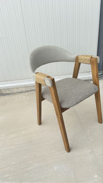 Дървени столове с тапицерия