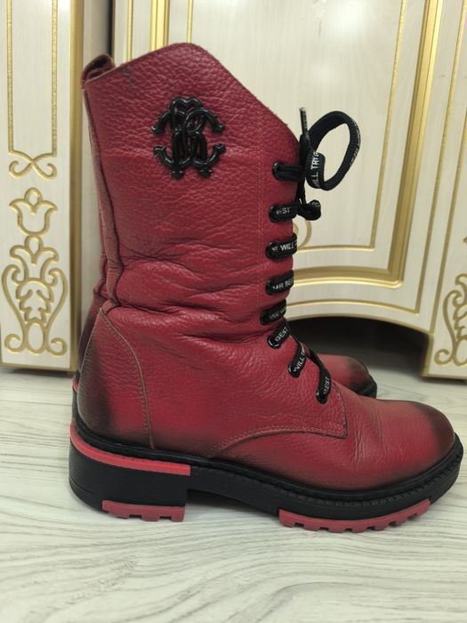 Красные кожные ботинки с принтованными шнурками