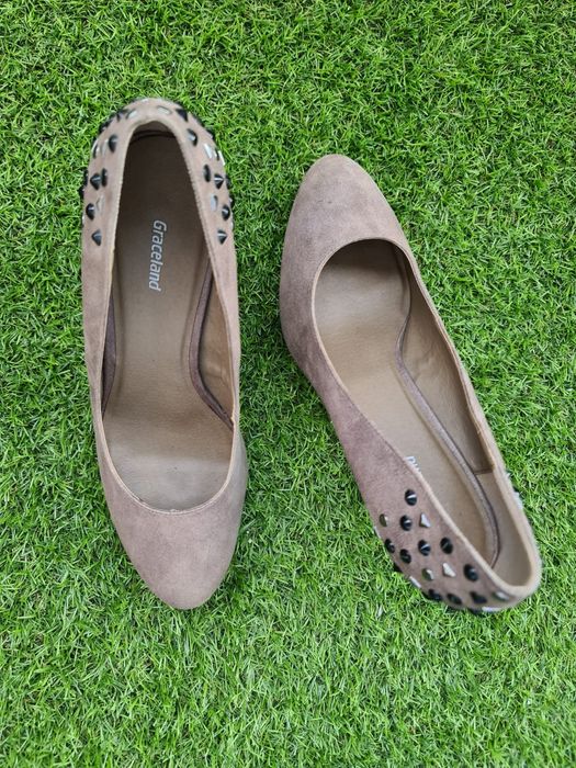 Pantofi cu toc și pietricele comozi model deosebit piele