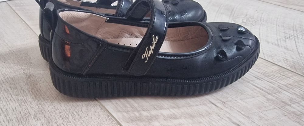 Продам туфли для девочки.