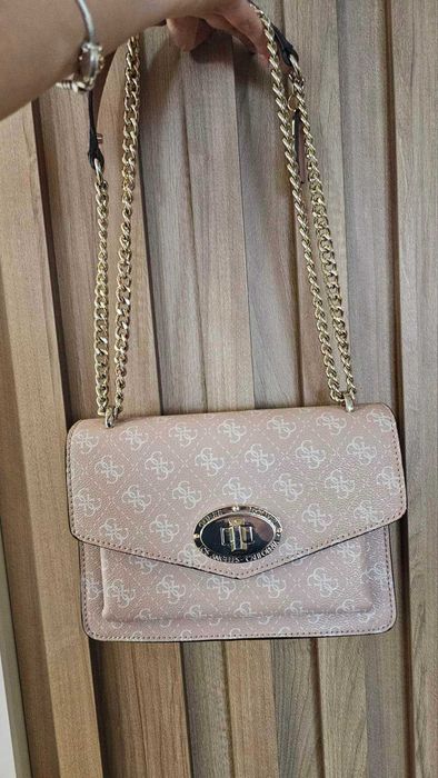 GUESS Crossbody Bag в розов  нюанс (Latte Logo) е елегантна и практична чанта за рамо/през тялото, която съчетава стил и функционалност.