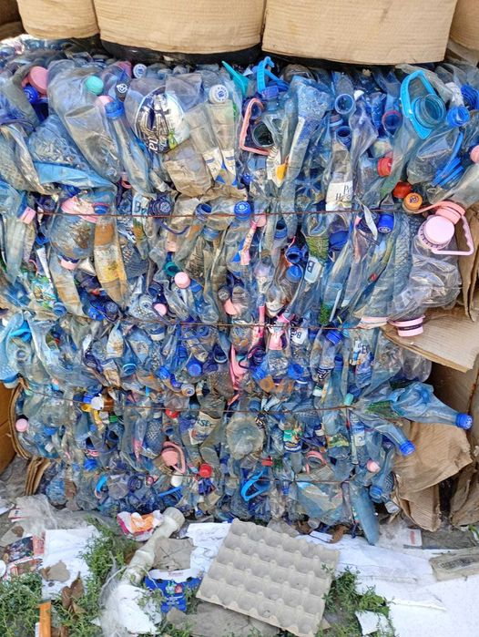 Deșeuri plastic PET, ambalaje detergenți + mobilier vechi