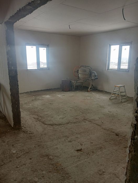 Casa la roșu de vânzare