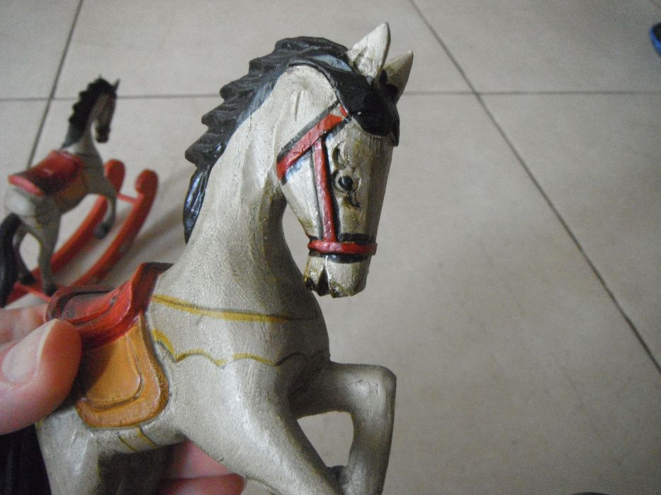 Коне - ръчно изработени фигури