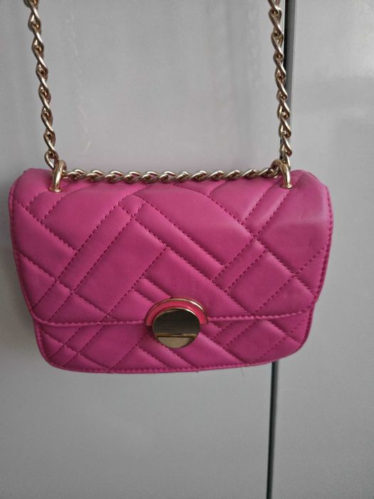 Малка чантичка цвят циклама