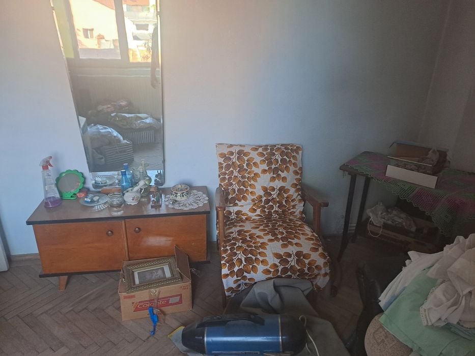 Vind mobilier  ,canapea,fotoliu,masa cu scaune,șifoniere,covoare ,