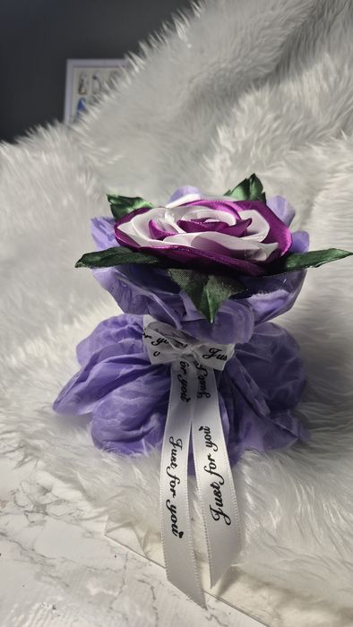 Mini buchetele cu trandafiri din saten