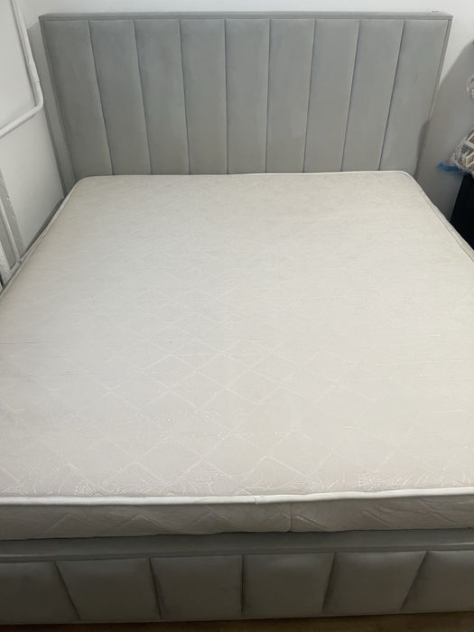 Кровать двуспальная с матрасом