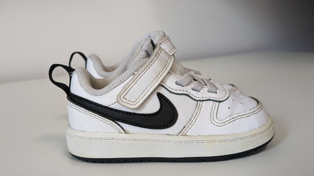 Vând sneakersi Nike mărimea 22