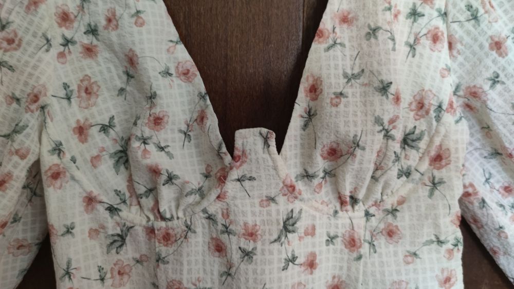 Kiss the sky рокля флорални мотиви/ цветя/ гол гръб/ буфан ръкави