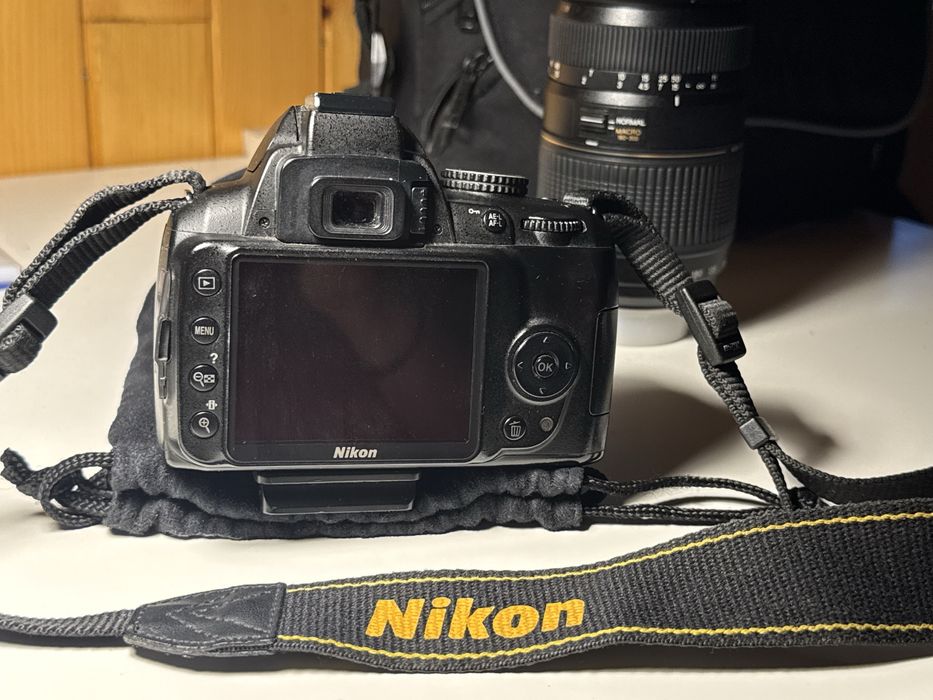 Camera foto NIKON D3000 + obiectiv kit-18-55mm + obiectiv Tamron  tele-macro