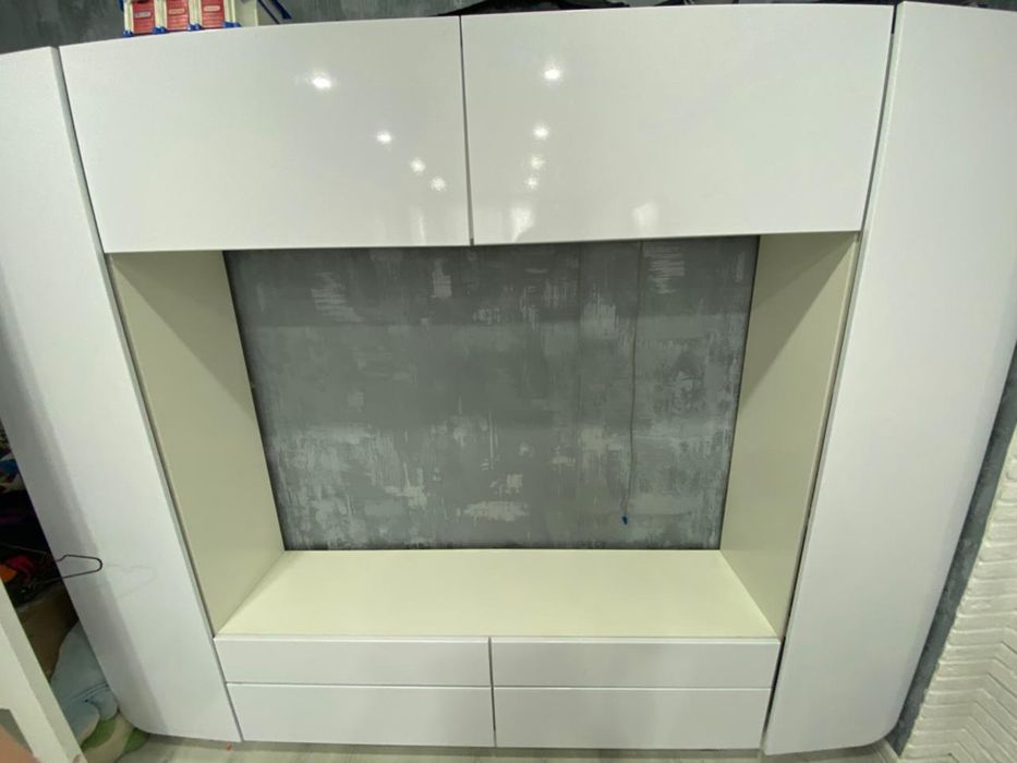 Белая стильная стенка