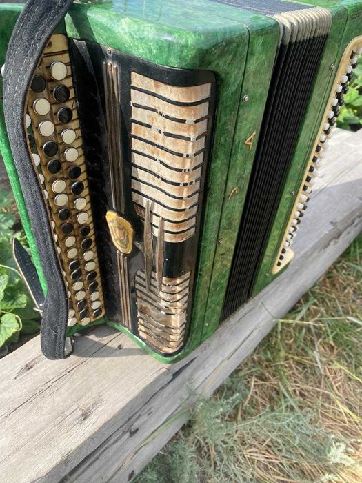 продаю баян.Играет.