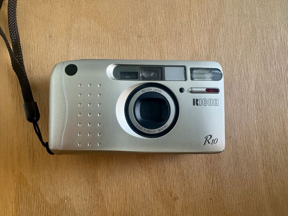 Ricoh R10 – aparat foto compact pe film 35mm, point & shoot